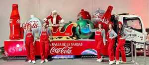 Carro alegórico de las Caravanas Navideñas Coca-Cola con un trineo y personajes de la temporada