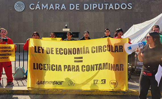 Acción de organizaciones civiles frente a la Cámara de Diputados en contra de la aprobación “fast track” y “en lo oscurito” de la Ley de Economía Circular, portando una manta con las leyendas: LEY DE ECONOMÍA CIRCULAR=LICENCIA PARA CONTAMINAR y QUEMAR BASURA MATA