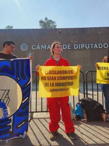 Acción de organizaciones civiles frente a la Cámara de Diputados en contra de la aprobación “fast track” y “en lo oscurito” de la Ley de Economía Circular, y para exigir detener la iniciativa de ley y llevar a cabo una revisión profunda del documento