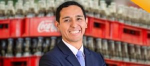 Magistrado Miguel Ávalos Cornejo, del Quinto Tribunal Colegiado de Mexicali, BC, con cajas de Coca-Cola detrás