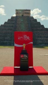 Foto del trofeo de la FIFA 2026, montado en un pedestal, en la zona arqueológica de Chichén Itzá