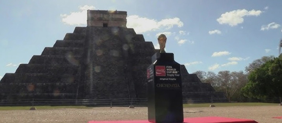 Foto del trofeo de la FIFA 2026, montado en un pedestal, en la zona arqueológica de Chichén Itzá
