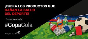 Banner con ilustración alusiva (un balón de futbol, una tarjeta roja y un silbato de arbitro, y unas botellas vacías de bebidas azucaradas en una cancha de futbol) y las leyendas Fuera los productos que dañan la salud del deporte. Conoce la campaña #CopaCola