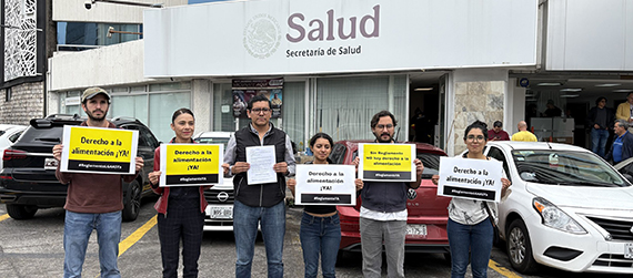 Representantes de organizaciones de la sociedad civil en la Secretaría de Salud, después de entregar, mediante Oficialía de partes, un pronunciamiento que solicita la publicación inmediata del Reglamento de la LGAAS