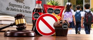 Imagen con escolares caminando hacia la escuela, el logo de la SCJN, y bebidas y comida chatarra
